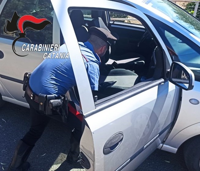 Palagonia, lancia la droga dal finestrino durante l’inseguimento