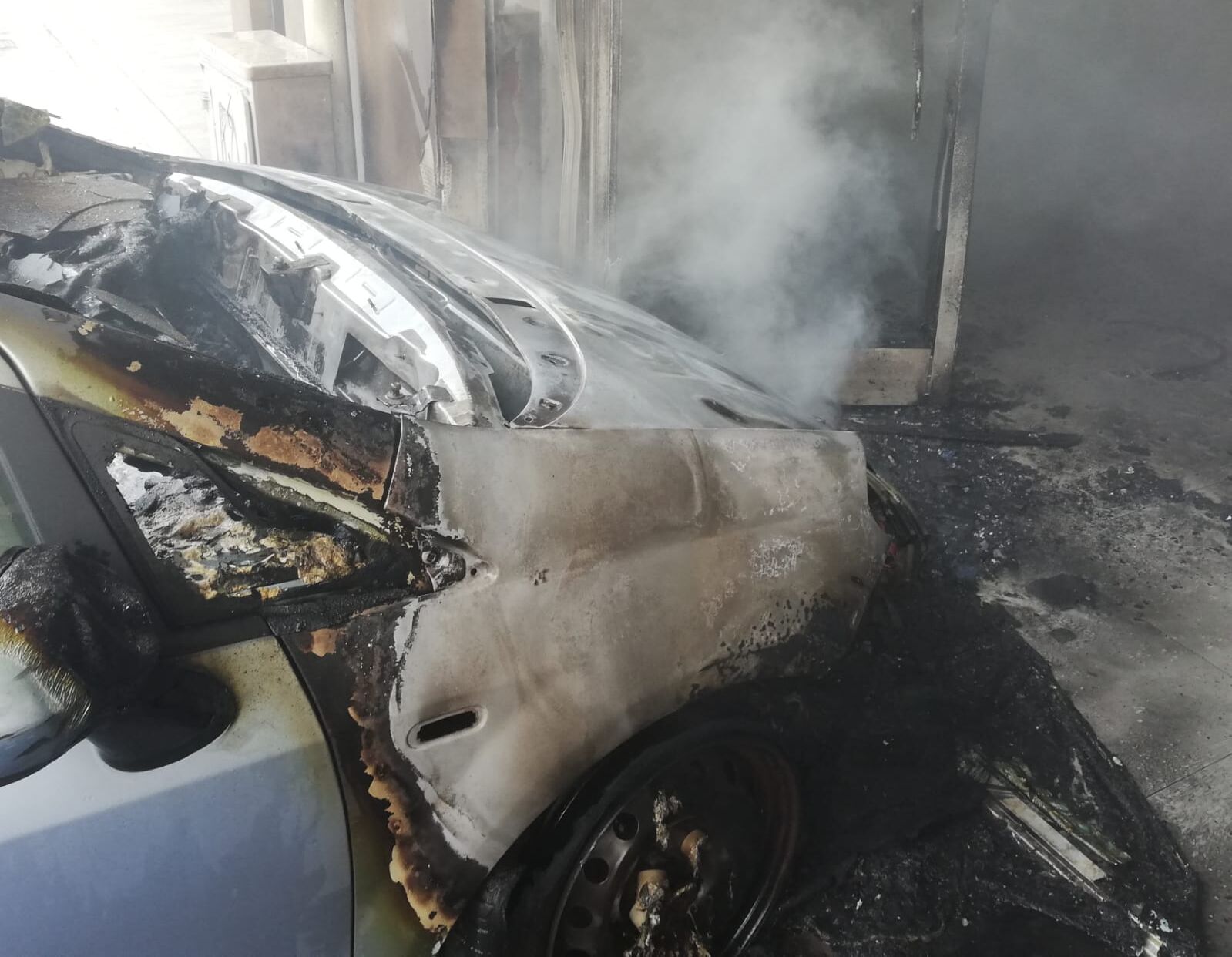 Auto in fiamme ad Acireale, interviene la Protezione Civile