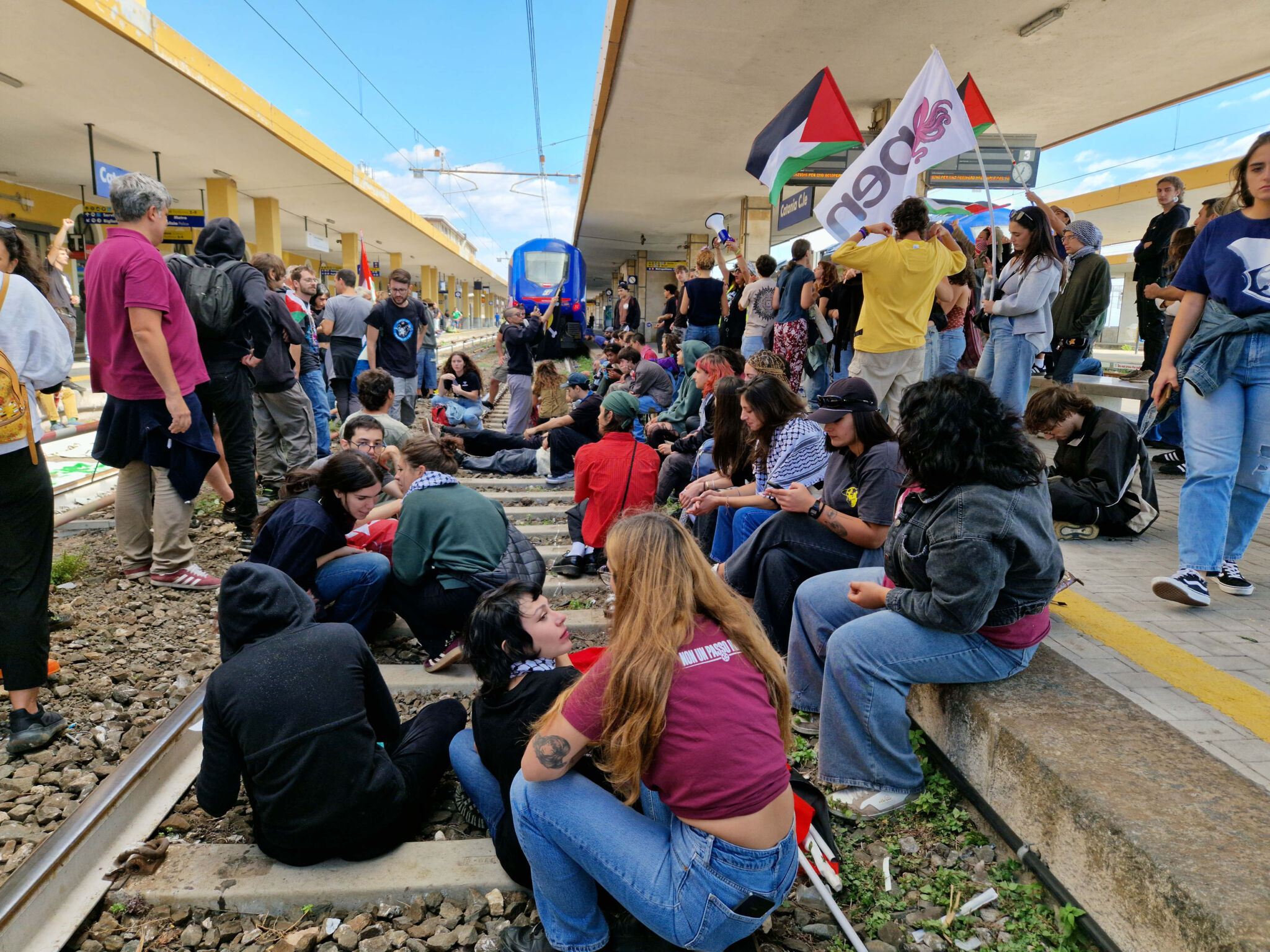 Corteo pro Gaza a Catania: manifestanti divisi e binari occupati