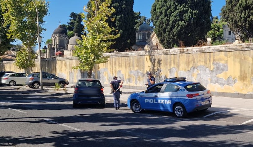 IN GIRO IN AUTO CON UNA MAZZA NEL COFANO, 25ENNE FERMATO E DENUNCIATO DALLA POLIZIA DI STATO Nel cofano nascondeva una mazza da 80 centimetri