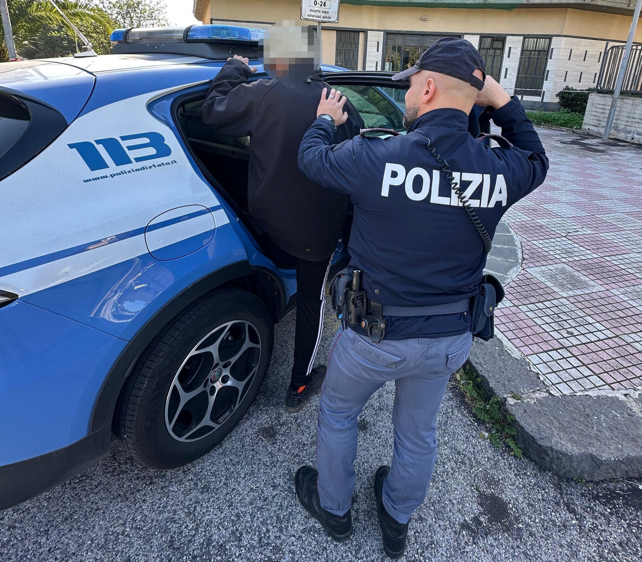 Ruba un’auto in via Pola e fugge a piedi: arrestato