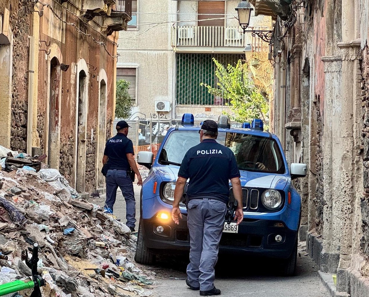 SGOMBERATO UN IMMOBILE COMUNALE IN VIA ROCCHETTI LA POLIZIA DI STATO DENUNCIA 7 STRANIERI PER OCCUPAZIONE ABUSIVA. Catania, sgomberato immobile comunale in via Rocchetti