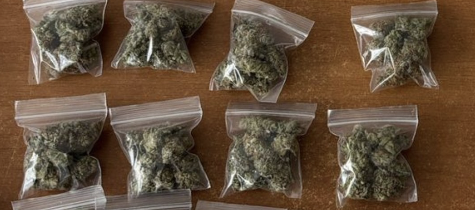 In giro di notte con la droga nello scooter, arrestato 19enne