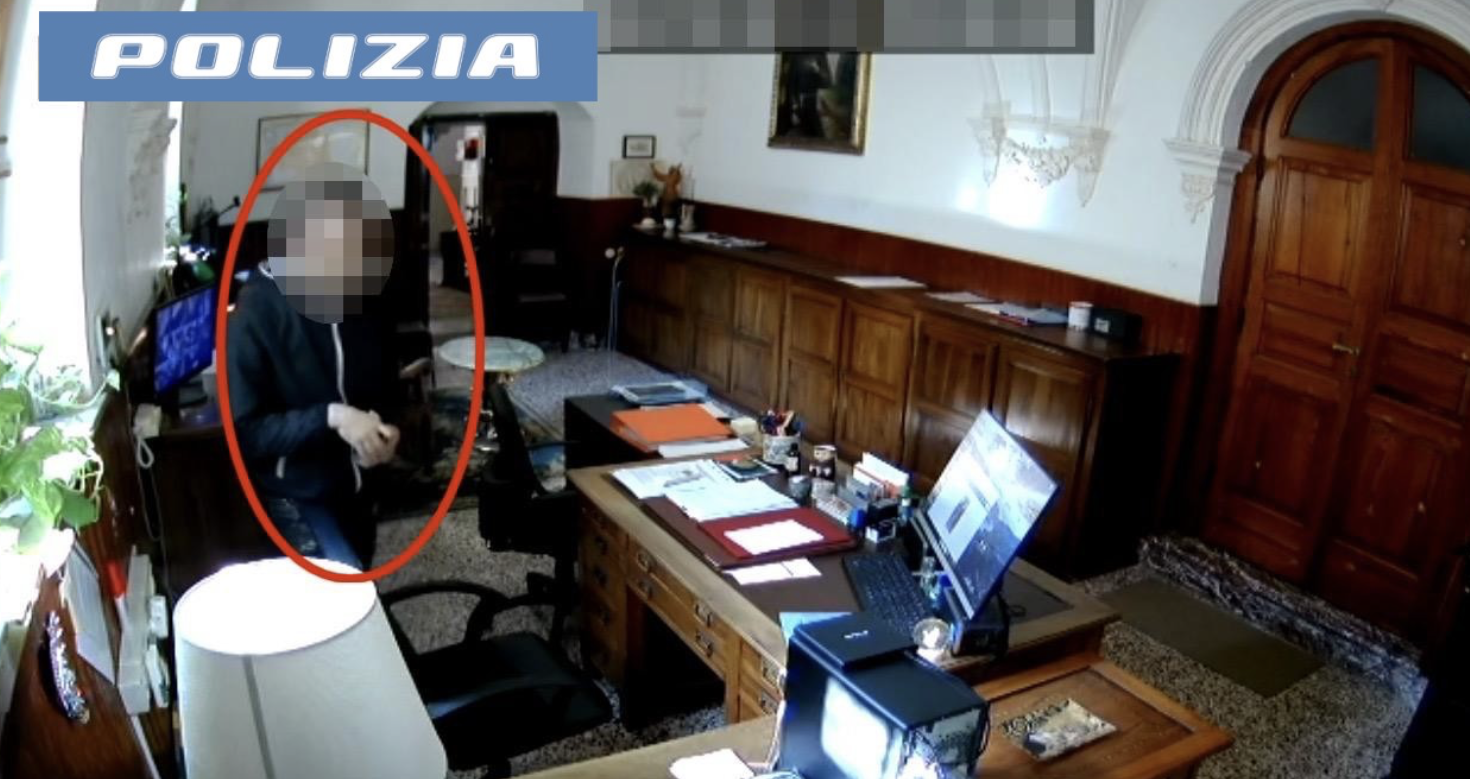 Ruba tra gli zaini dei fedeli in chiesa: arrestato a Catania