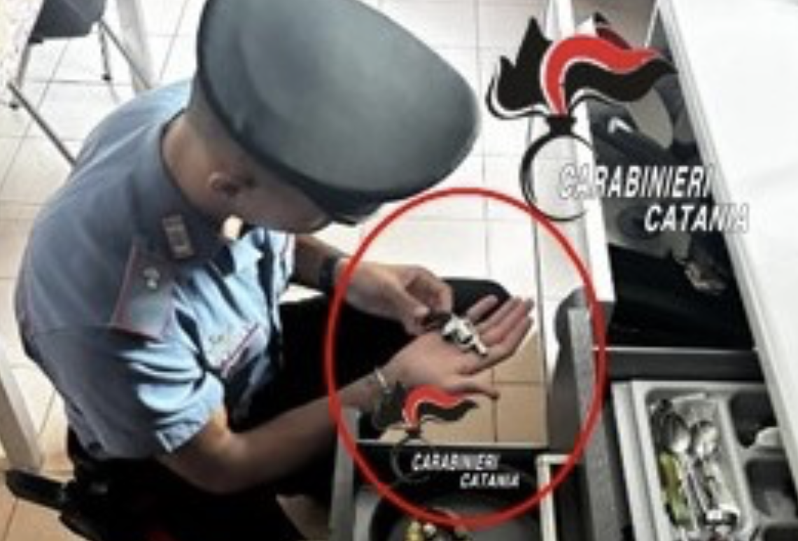 Mineo, 67enne tra le posate nascondeva una pistola