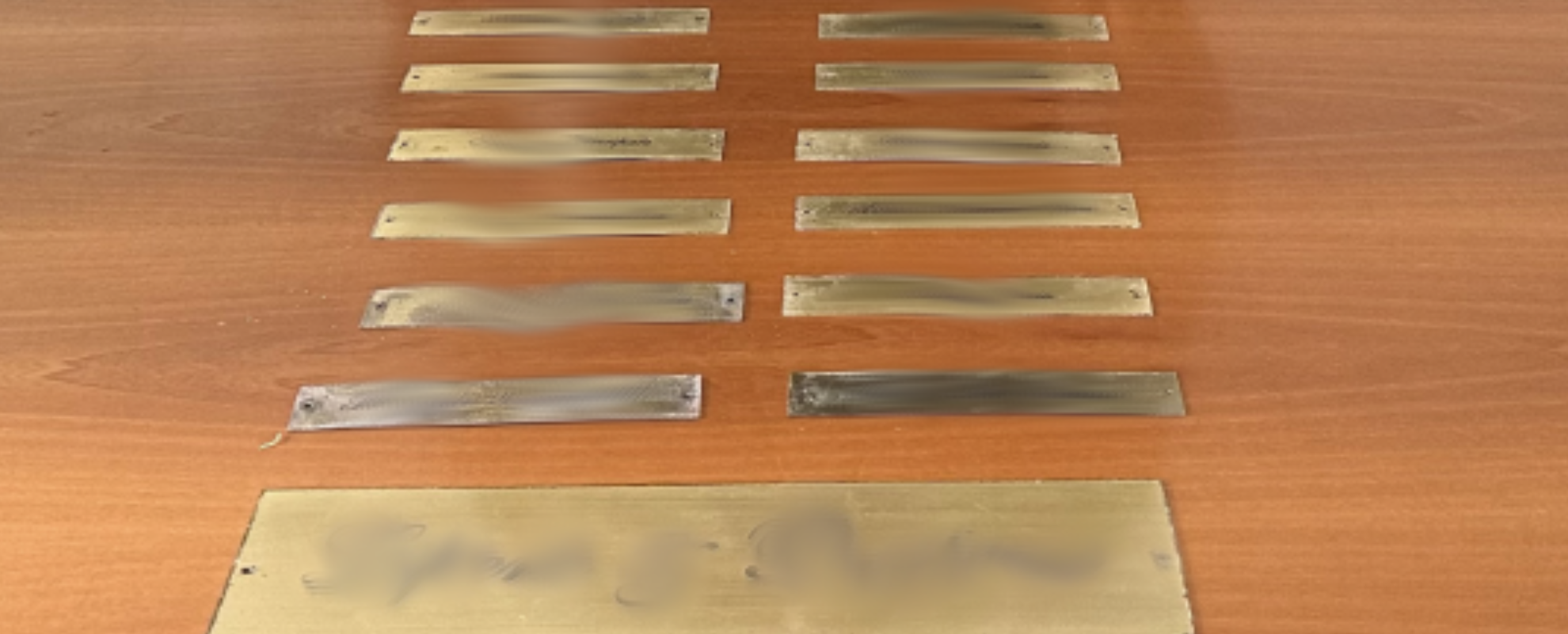 Ruba targhe e pomelli in ottone per rivenderli a 2 euro al chilo