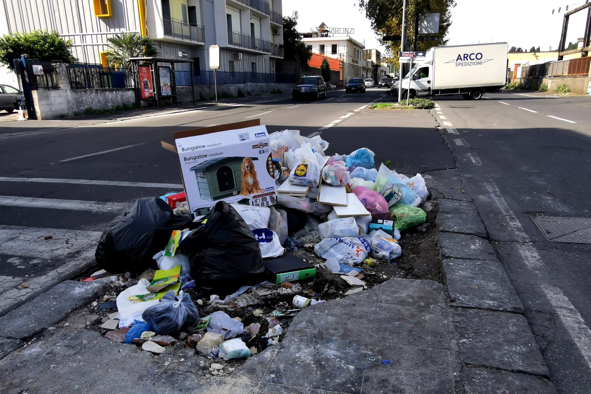 spazzatura via acquicella porto Via Acquicella Porto: semaforo verde ma la spazzatura non si muove