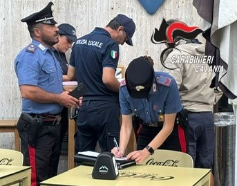 foto Piazza Dante 2 Carabinieri Catania, controlli anti commercianti abusivi