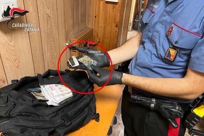 Catania, spacciava droga in un tugurio