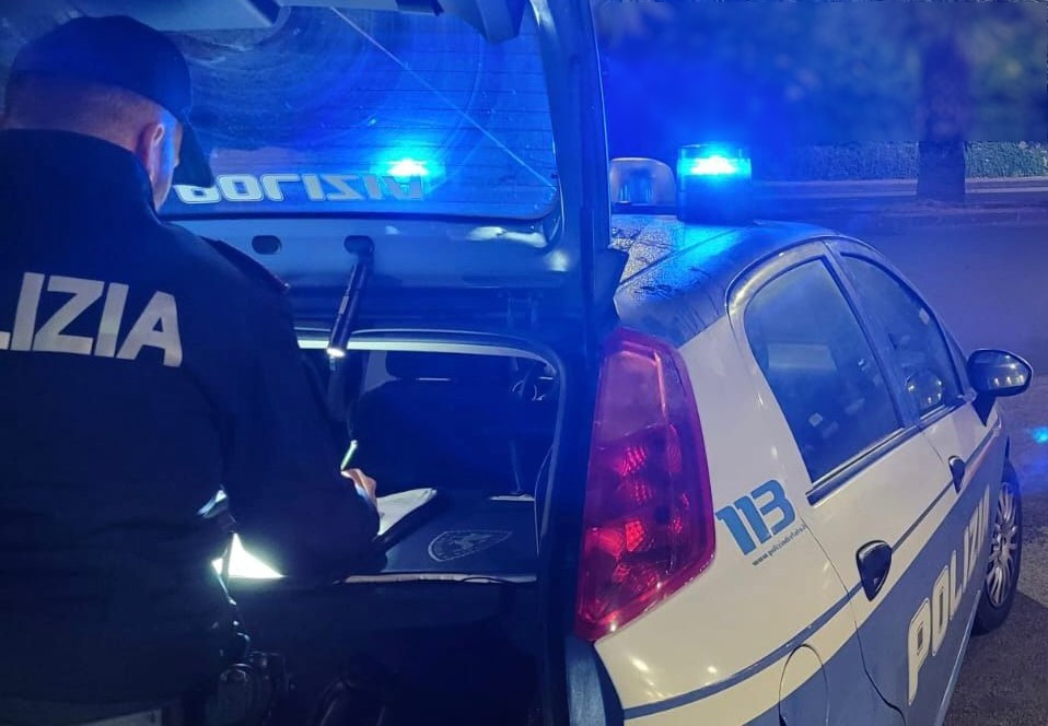 ARMATI DI SCACCIACANI RAPINANO 3 PERSONE DI NOTTE, DUE 17ENNI ARRESTATI IN FLAGRANZA DALLA POLIZIA DI STATO Catania: Arrestati due 17enni per tre rapine in centro