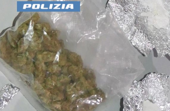 CON LA DROGA IN MACCHINA SI RIFUGIA IN UN CENTRO SCOMMESSE. Inseguimento e droga in auto: 43enne nei guai