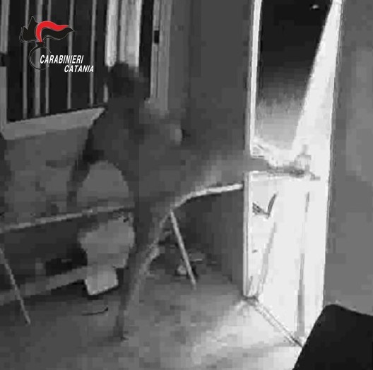 Foto Aci Catena 2 Furto al cimitero di Aci Catena: due misure cautelari disposte