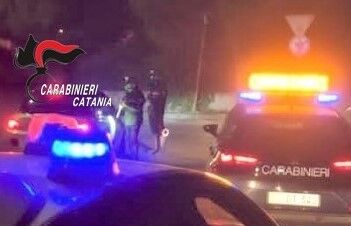 Foto Adrano Adrano, investe due bambini in bici e scappa