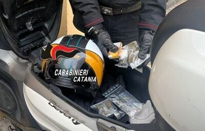 Fermato a bordo di uno scooter rubato e con marijuana