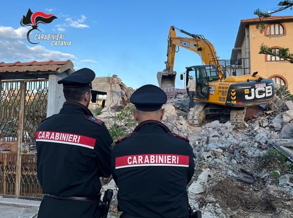 Foto Demolizione Oasi Simeto Demolita costruzione abusiva all’Oasi del Simeto