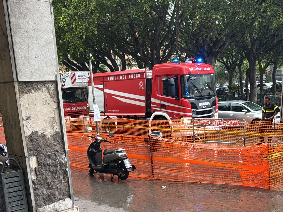 Fumo Unicredit piazza Verga, filiale evacuata