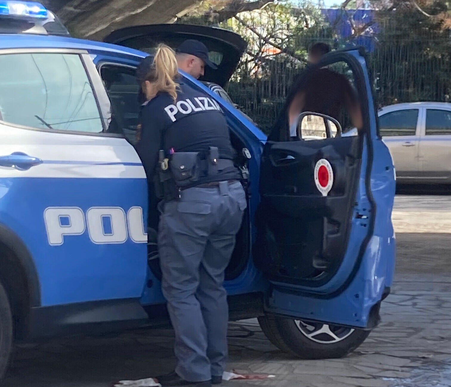ROMPE IL FINESTRINO DELL’AUTO PER RUBARE ALCUNI OGGETTI PLURIPREGIUDICATO CATANESE ARRESTATO IN FLAGRANZA DALLA POLIZIA DI STATO Catania, arrestato 36enne per furto su auto in sosta