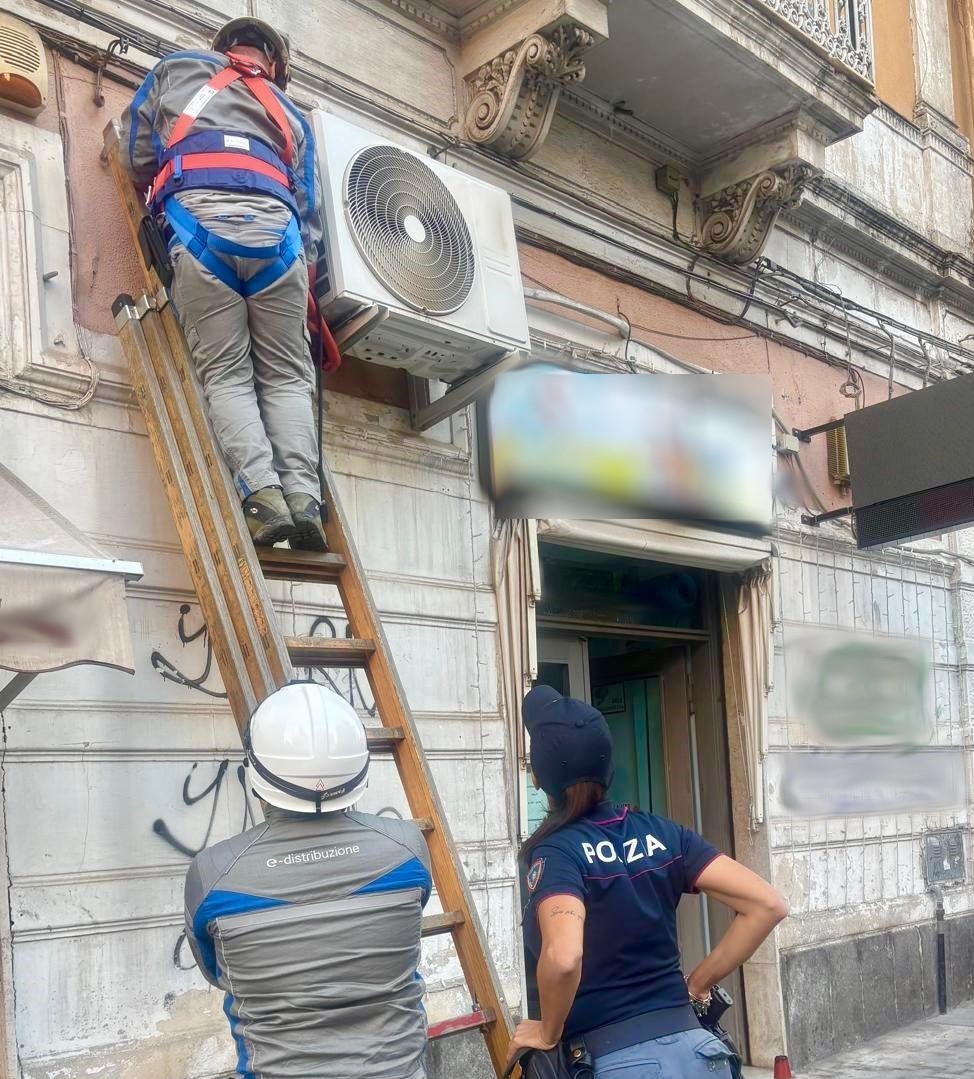 SCOPERTA DALLA POLIZIA DI STATO UNA LAVANDERIA SELF-SERVICE ALLACCIATA ABUSIVAMENTE ALLA RETE ELETTRICA Catania, lavanderia allacciata abusivamente alla rete elettrica