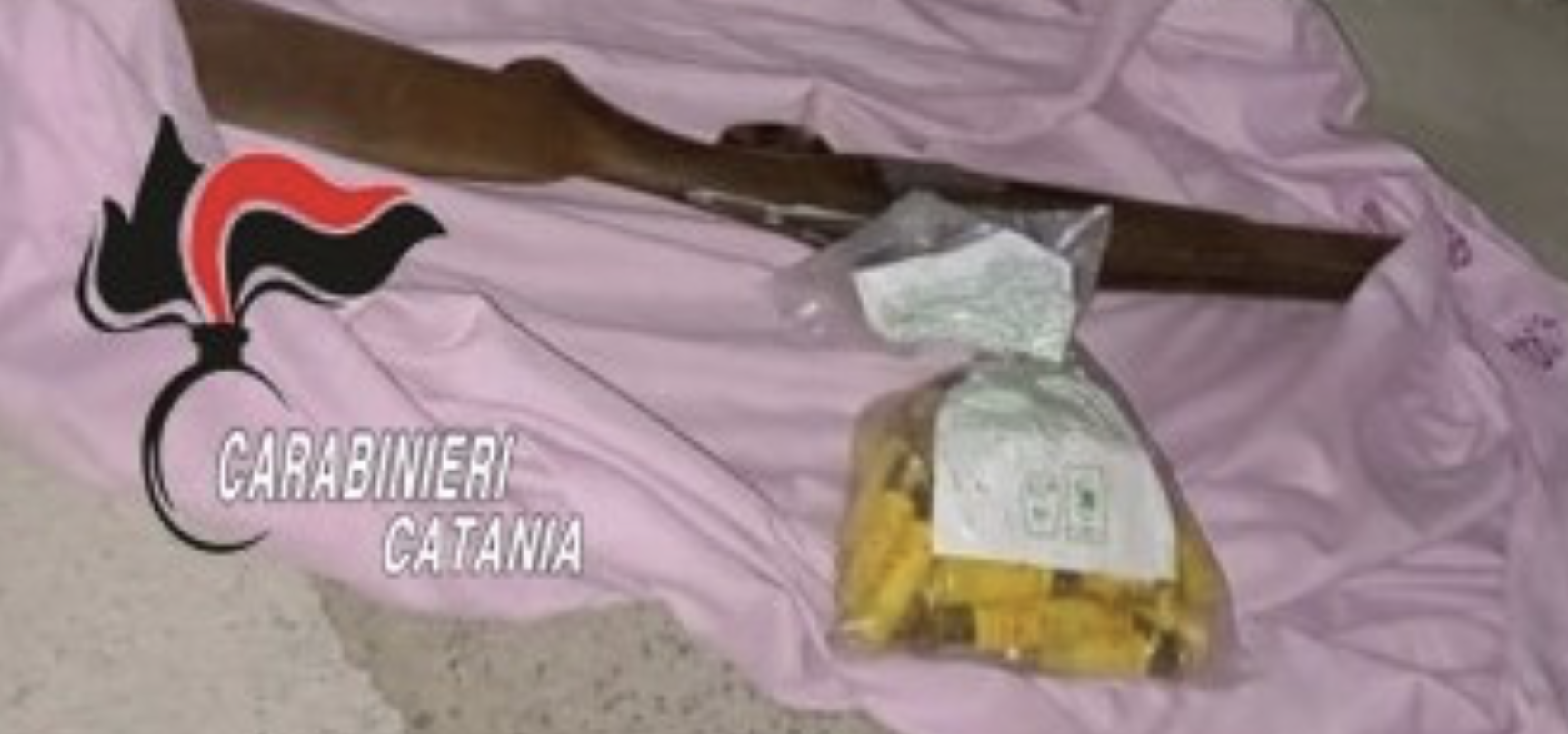 armi Giarre, donna nascondeva armi e droga nei cortili condominiali