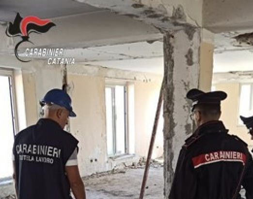 Violazioni della sicurezza nel cantiere alberghiero in piazza Verga