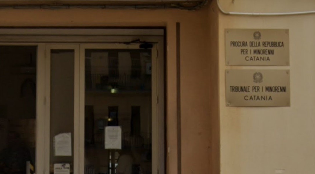 Schiamazzi a bordo di scooter davanti il Tribunale dei Minorenni