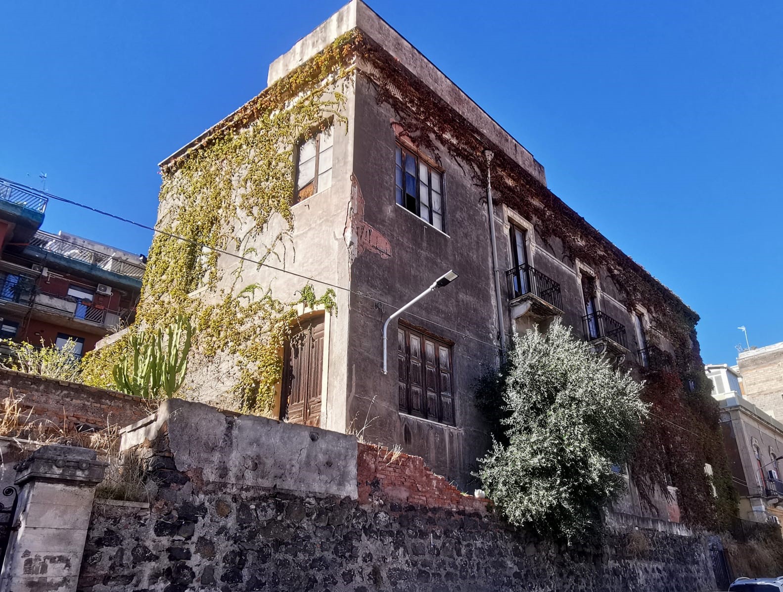 Allarme al III Municipio, in via Ala un edificio abbandonato