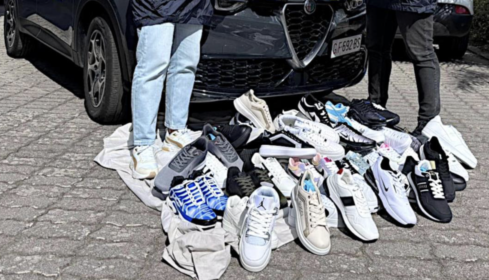 Screenshot 2025-12-01 alle 09.37.26 Caltagirone, sequestrate 300 paia di scarpe contraffatte al mercato