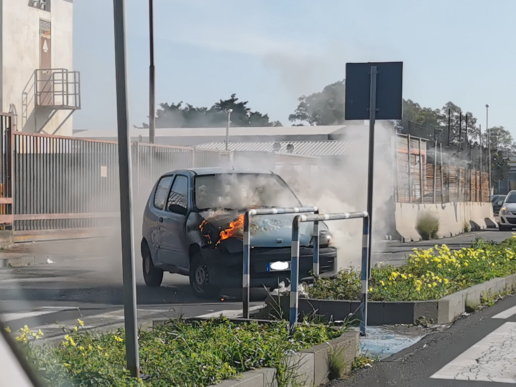 Auto in fiamme a Misterbianco Auto in fiamme a Misterbianco, traffico in tilt