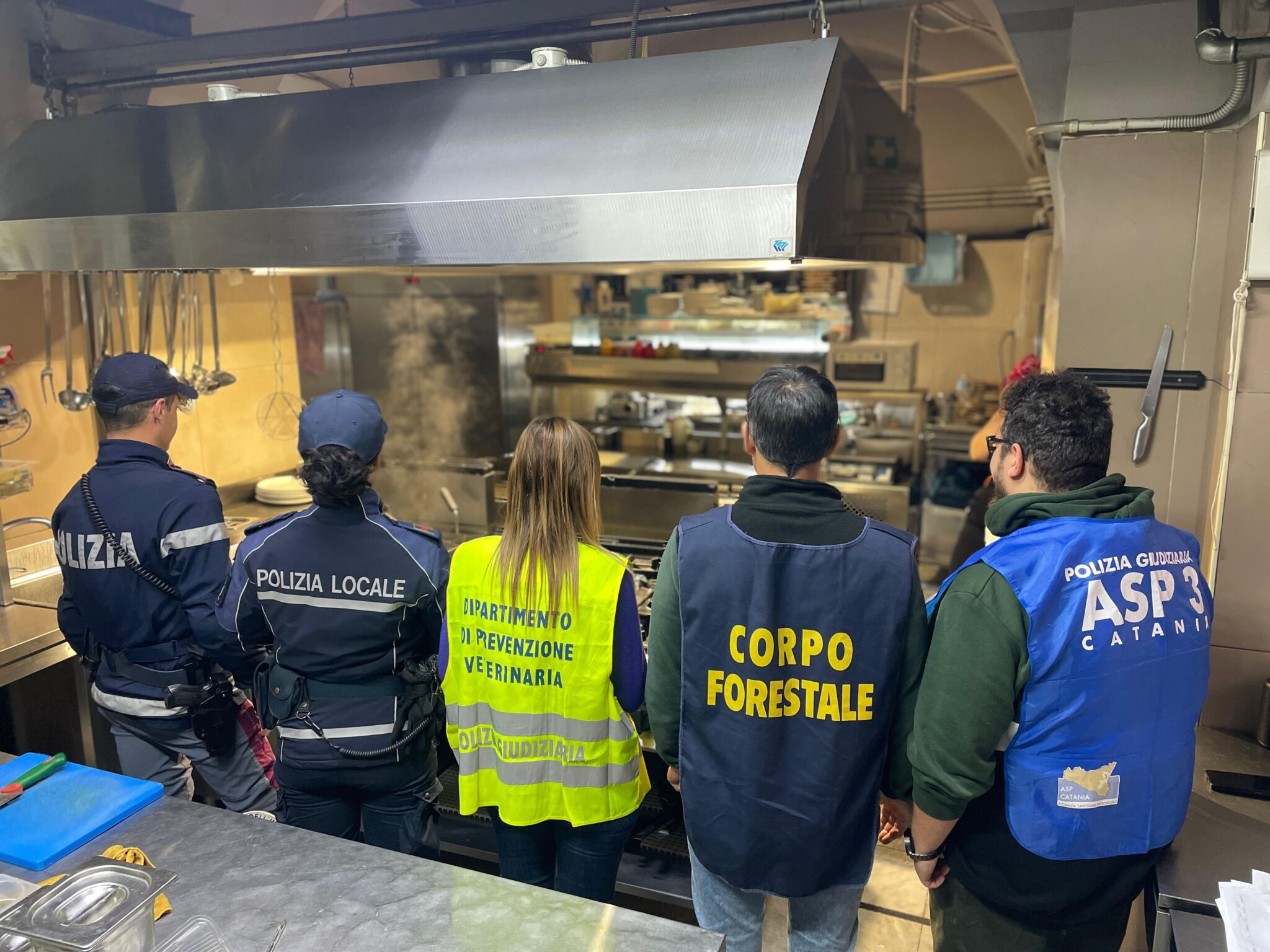 CONTROLLI DELLA TASK FORCE COORDINATA DALLA POLIZIA DI STATO NEI LOCALI DELLA ZONA DELLA PESCHERIA Controlli Pescheria Catania: ristorante sospeso e multe 10.436 €