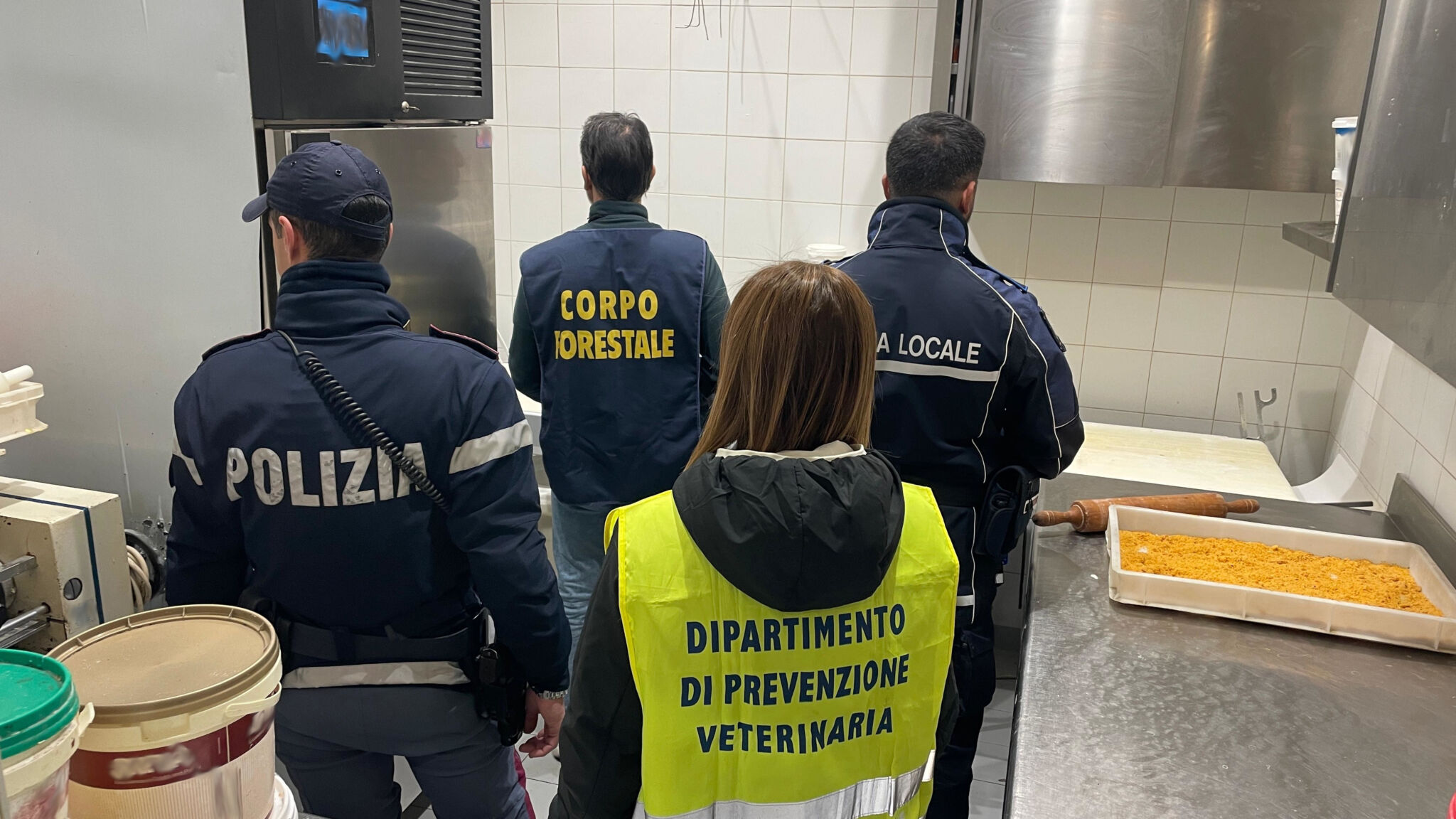DIPENDENTI IN NERO, LA TASK FORCE COORDINATA DALLA POLIZIA DI STATO SOSPENDE L’ATTIVITA’ DI UN BAR-RISTORANTE DELLA PLAYA Dipendenti in nero e irregolarità: sospeso bar a Catania