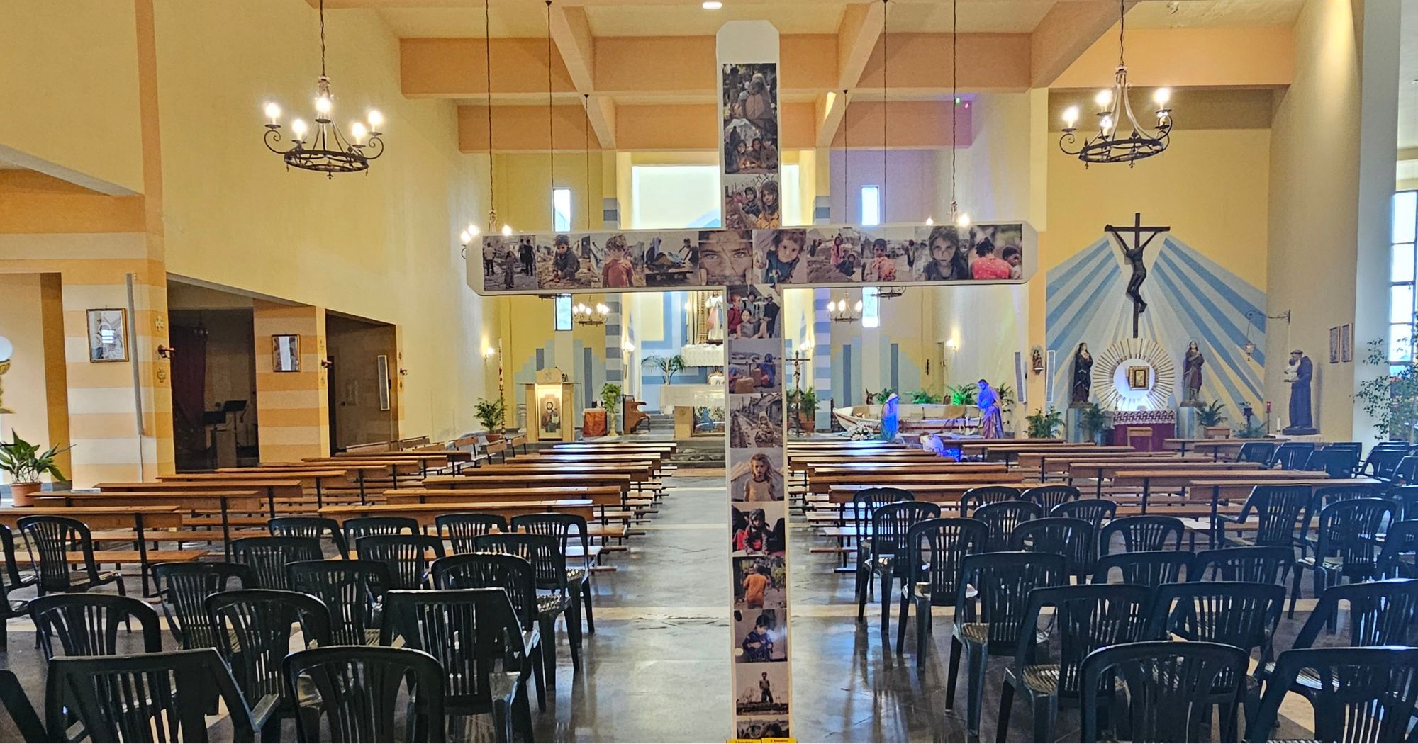 Aci Catena, una croce denuncia le ferite dei bambini