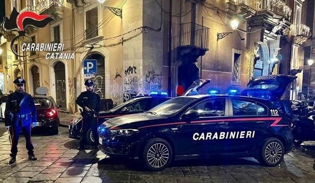 Foto CC Piazza Dante (repertorio) Catania, picchia un cassiere per birra e tè: denunciato 21enne