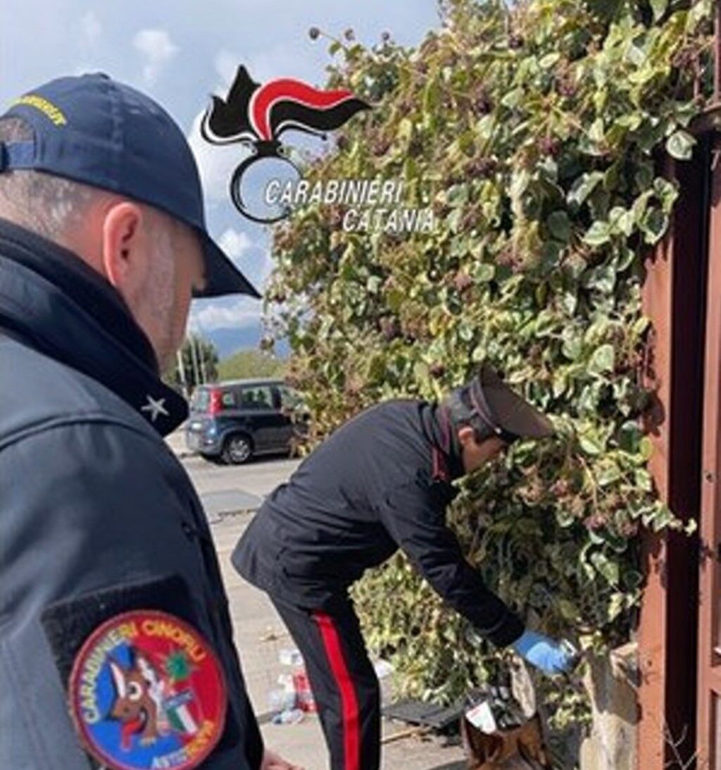 Catania, Barriera: denunciati due giovani con droga