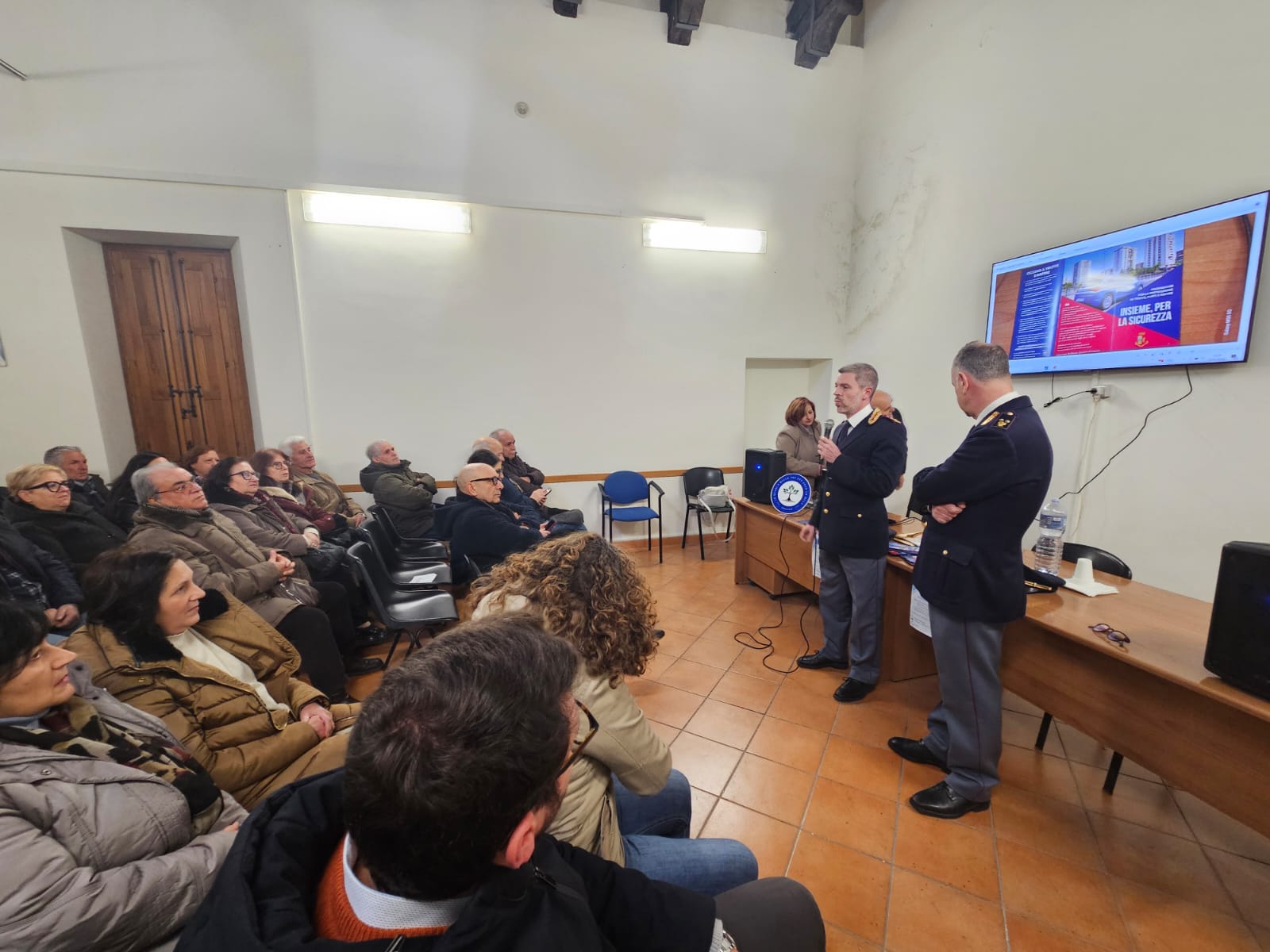 “INSIEME, PER LA SICUREZZA” I CONSIGLI DELLA POLIZIA PER DIFENDERSI DA TRUFFE E RAGGIRI. 2 (2) Adrano, Polizia incontra anziani contro truffe e raggiri