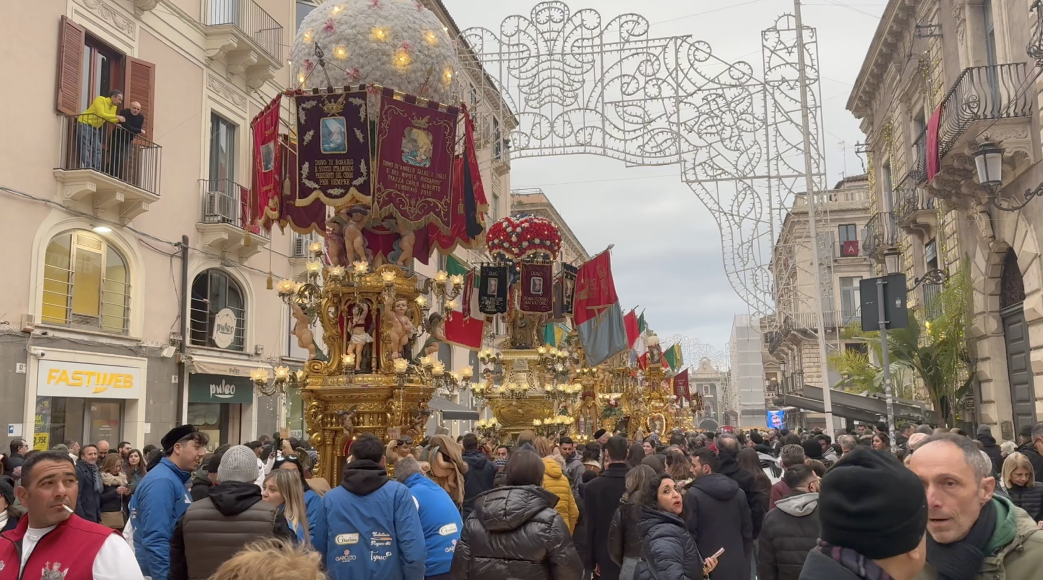I ragazzi de L’Abbraccio tessono il velo di Sant’Agata