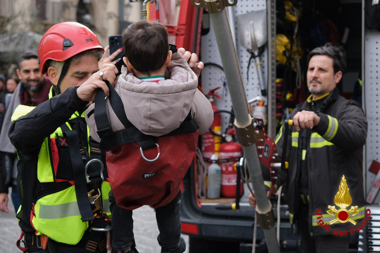 A Piazza Università: «Un giorno da pompieri»