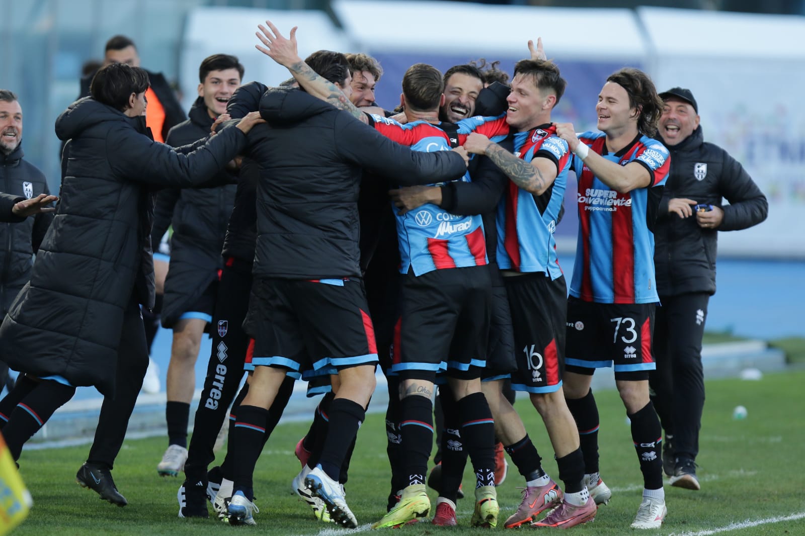 Il Catania fatica ma vince sul finale, 2-0 alla Cavese