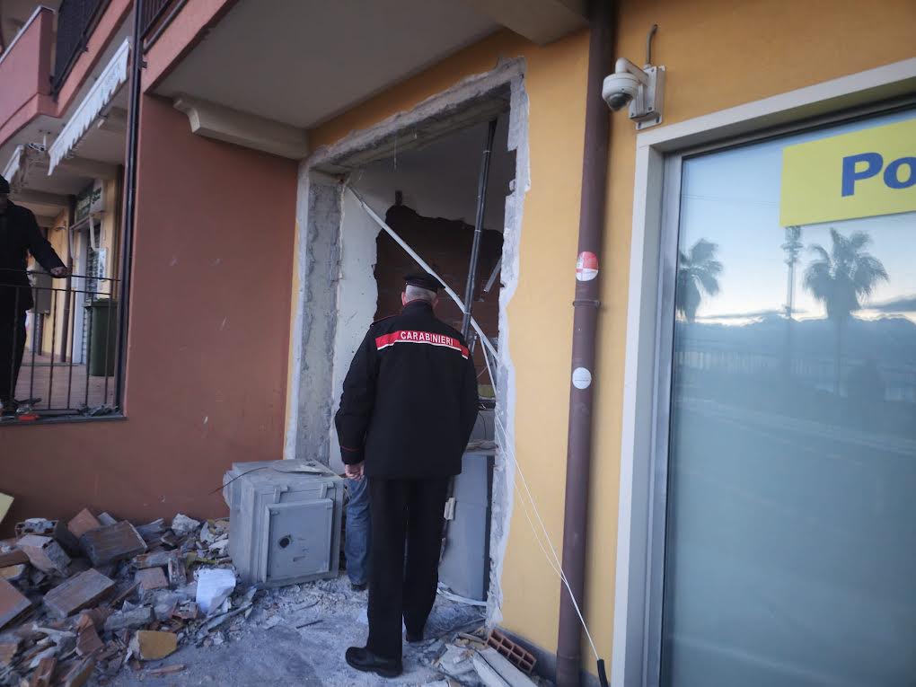 furto con spaccata Furto con spaccata ad Aci San Filippo, ma arrivano i Carabinieri