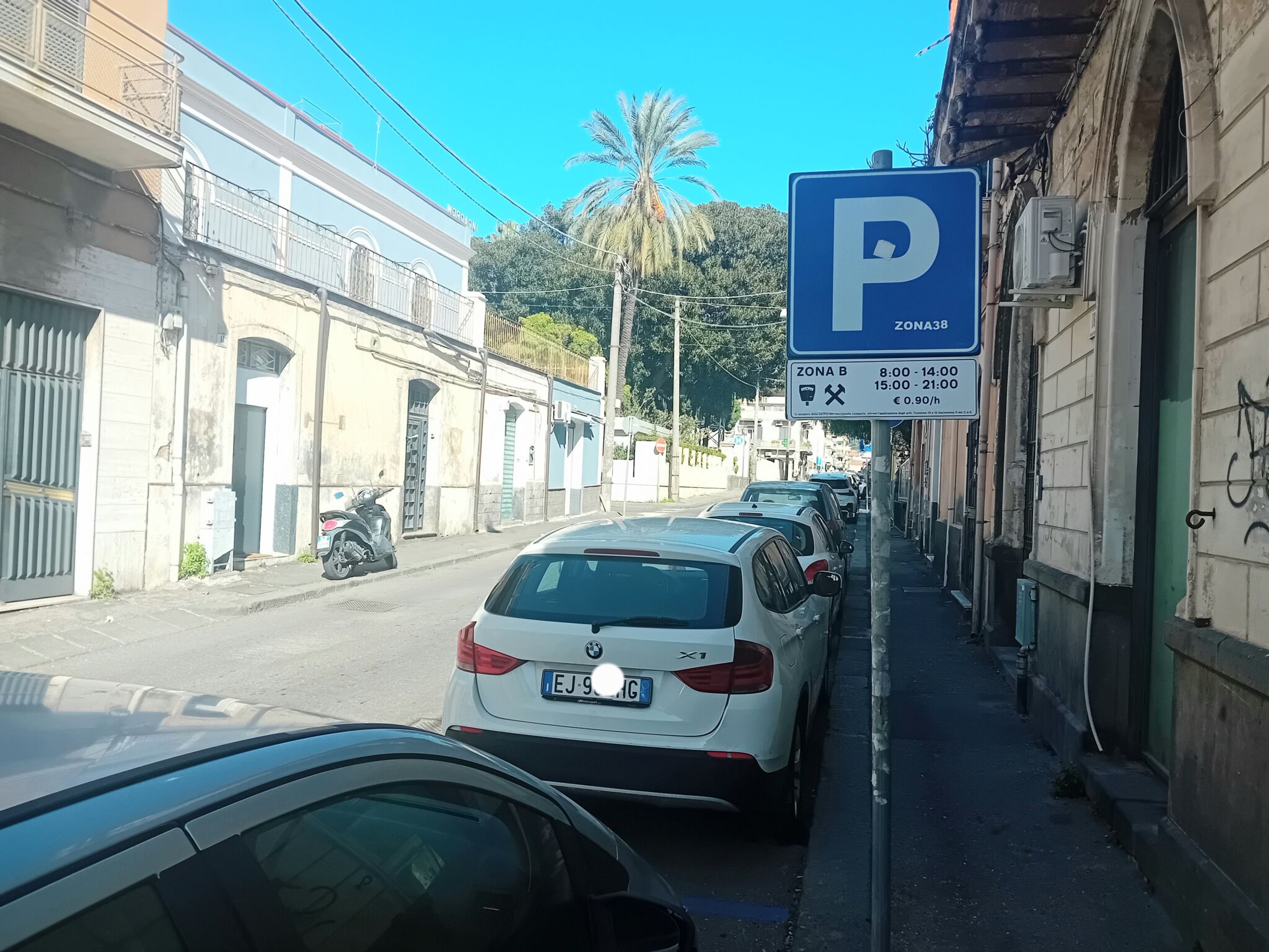 Caos strisce blu e sosta selvaggia a Barriera, disagi e malumori