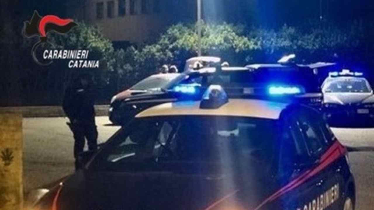 Violato divieto di avvicinamento: arrestato, tenta di lanciarsi dal balcone