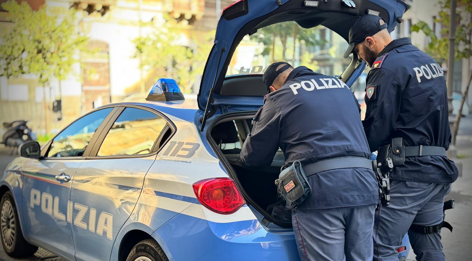 FUGGONO IN MOTO A TUTTA VELOCITA’ E SENZA CASCO, BLOCCATI DALLA POLIZIA ARRESTATO IL CONDUCENTE RISULTATO SENZA PATENTE E UBRIACO Fuga in moto senza casco ad alta velocità: 27enne arrestato