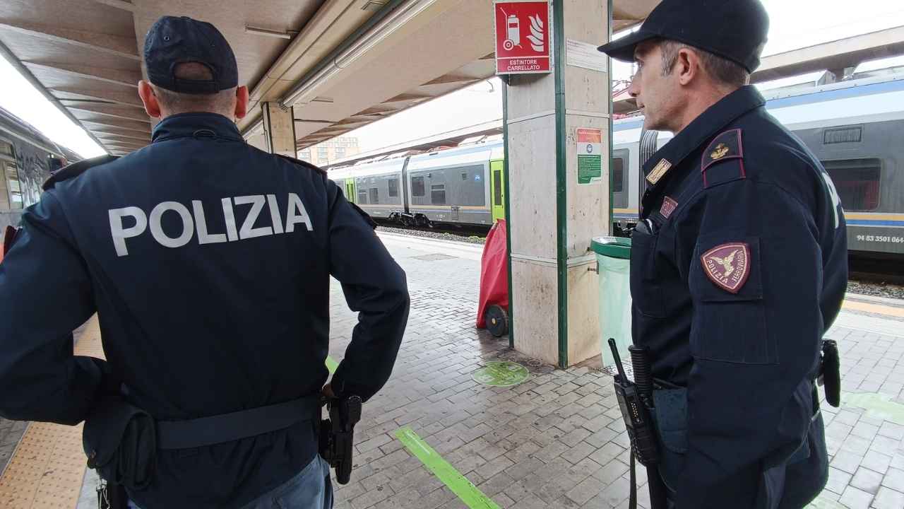 Attraversano i binari per raggiungere la scogliera: fermati dalla Polizia
