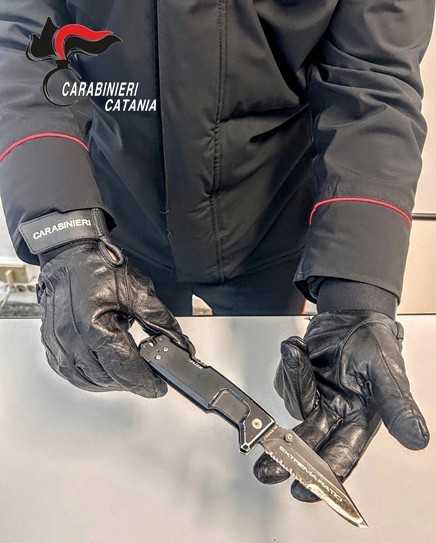 Neomaggiorenne in giro con un coltello in tasca: denunciato
