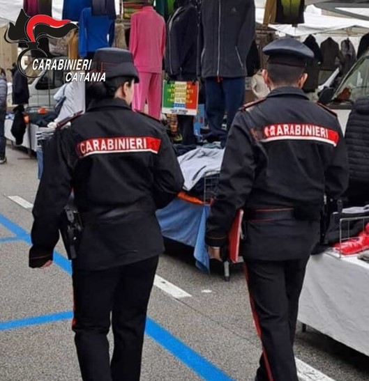 Mascalucia, ambulante vende uniformi dei Carabinieri: denunciato