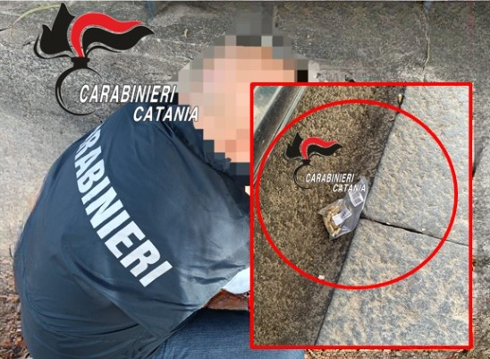 Foto CC N.O. piazza dante Catania: Carabinieri sequestrano 21 proiettili abbandonati