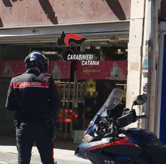 Foto comunicato Piazza Dante Catania, furto sventato in via Etnea: arresto