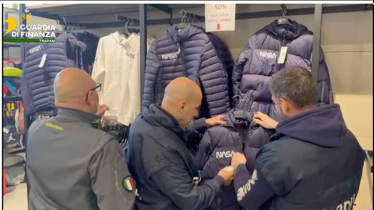 GDF Trapani articoli sequestrati – 20260219 FreePressOnline GdiF Trapani: sequestrati 13mila articoli Carnevale contraffatti o non sicuri