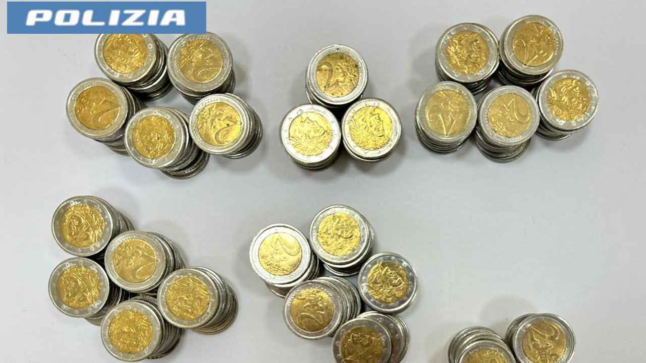 Tenta spendere monete false al supermercato, denunciato dalla polizia