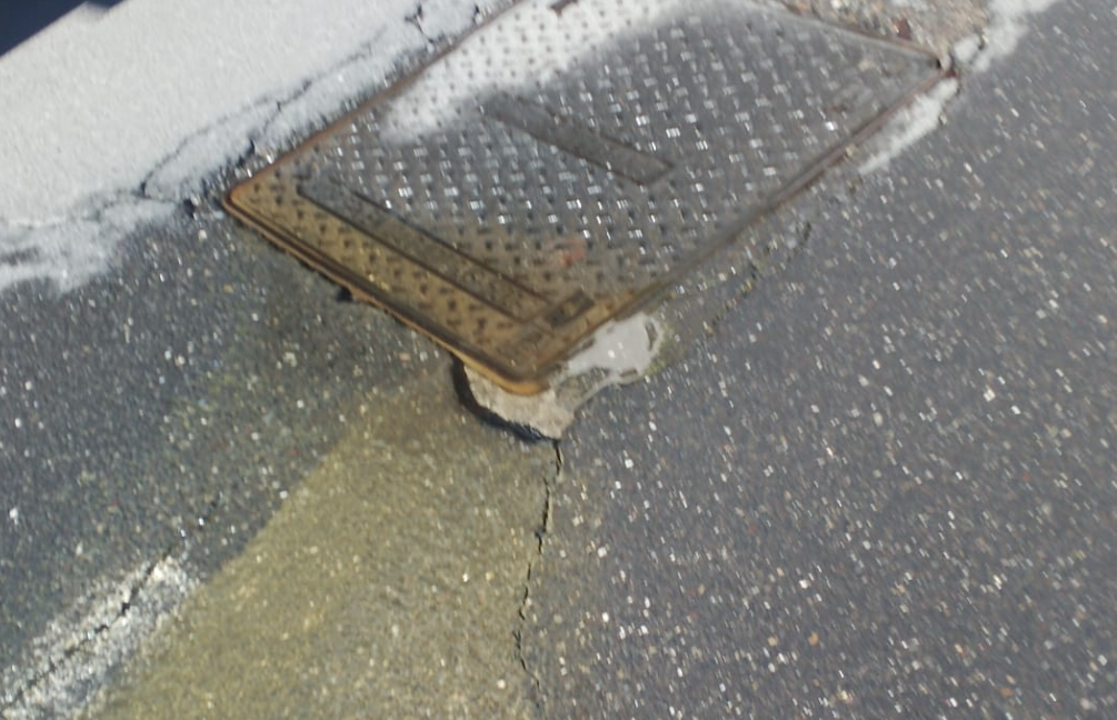 perdita d’acqua via san Matteo, Catania Fuoriuscita d’acqua vicino a scuola in via San Matteo