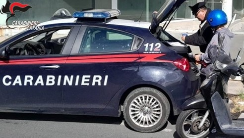 Catania, arrestato 20enne con hashish e contanti in scooter